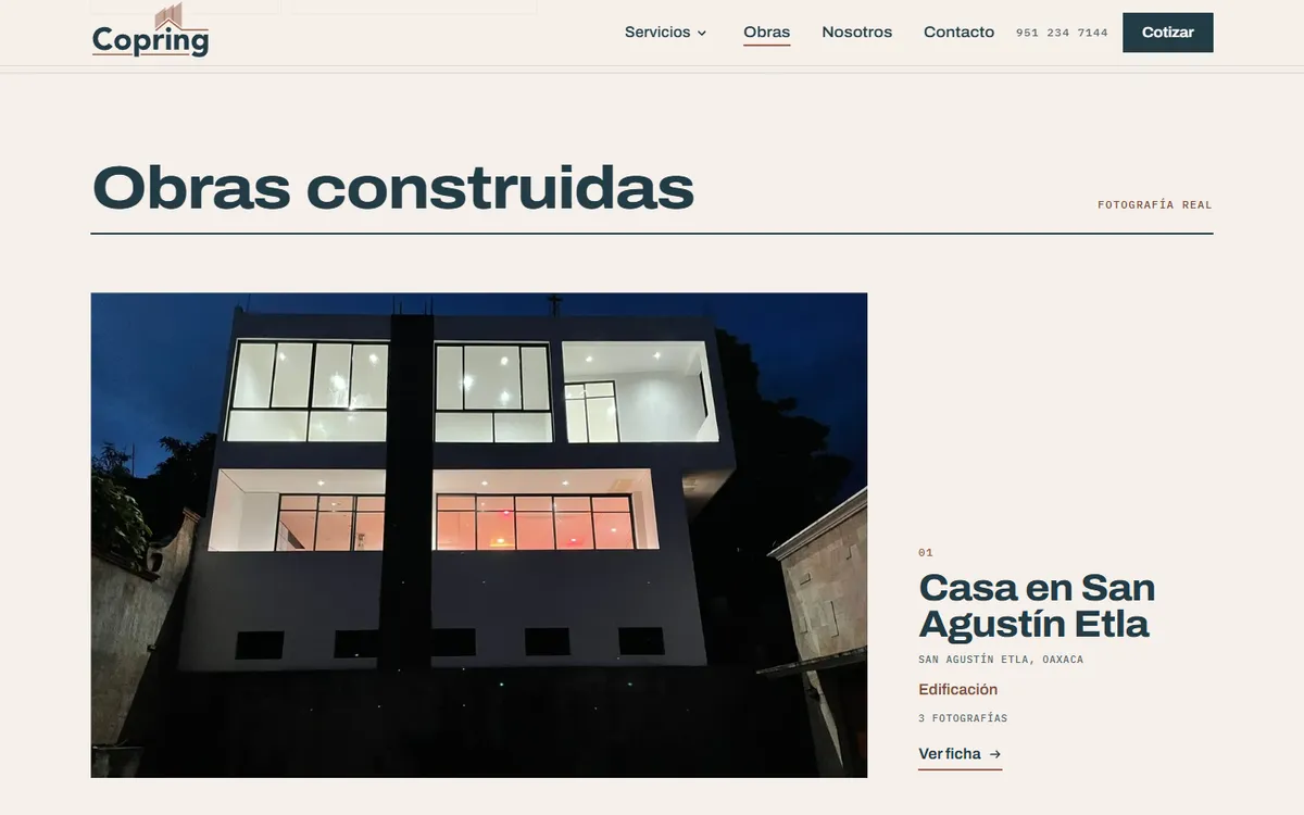 Página Obras construidas: fotografía real de la casa en San Agustín Etla de noche, con el rótulo Fotografía real y el enlace a su ficha