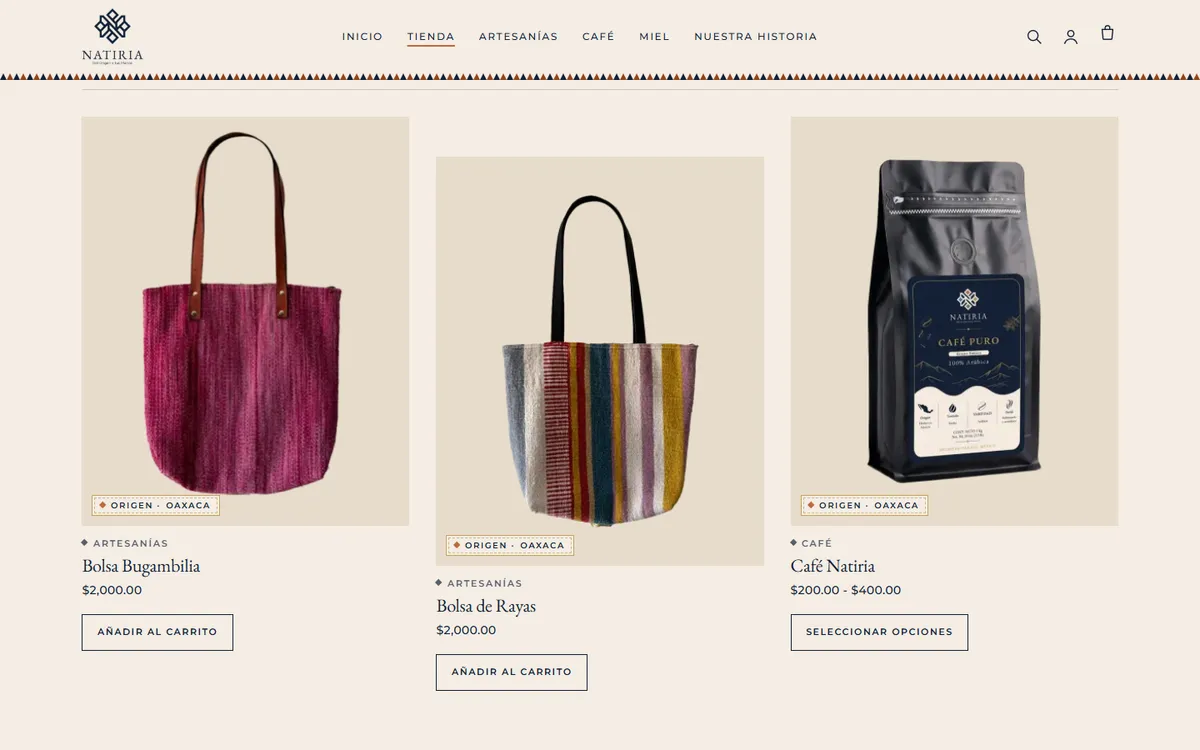 Tienda de NATIRIA: bolsas tejidas y café con el sello Origen Oaxaca en cada tarjeta y la cenefa bajo el menú