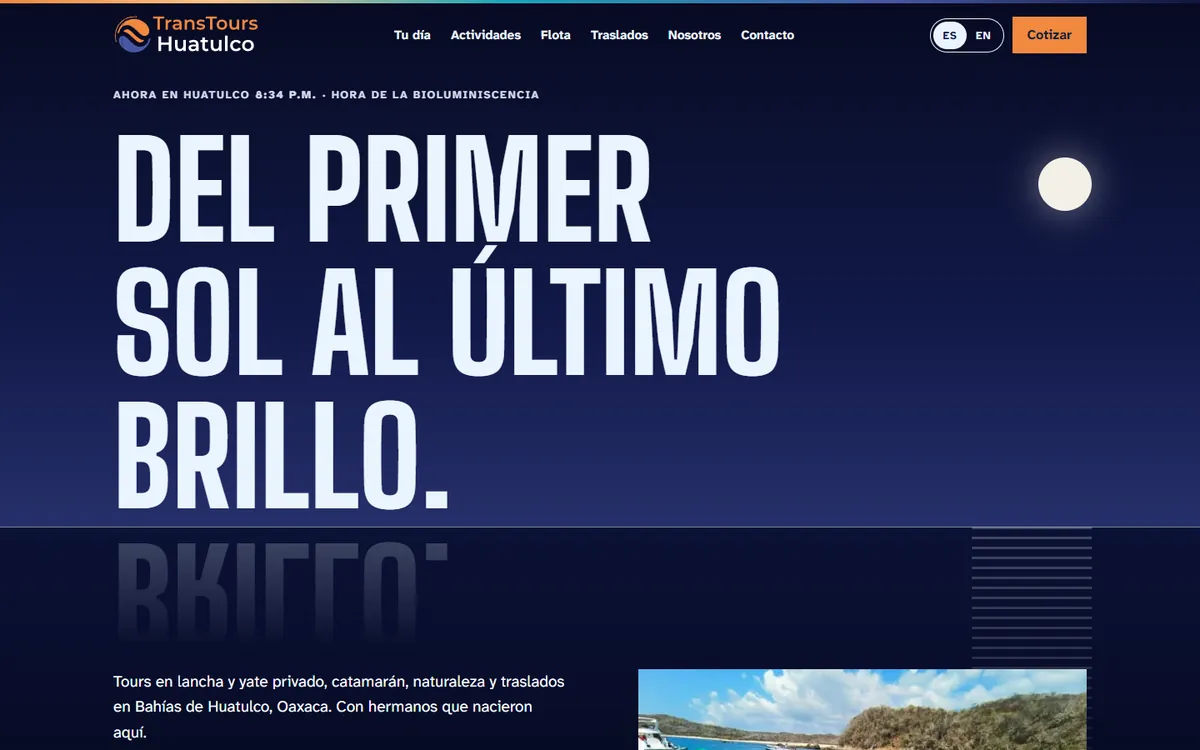 Portada del sitio de TransTours Huatulco de noche: Ahora en Huatulco 8:34 p.m., hora de la bioluminiscencia, con el titular Del primer sol al último brillo