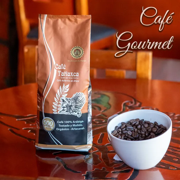 Fotografía de producto: bolsa de Café Tatiaxca de 500 gramos junto a una taza con granos de café