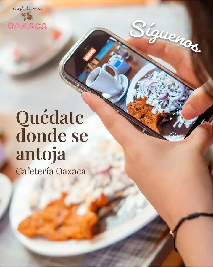 Publicación de Cafetería Oaxaca: persona tomando foto con el celular a su platillo y su café, con el texto Síguenos